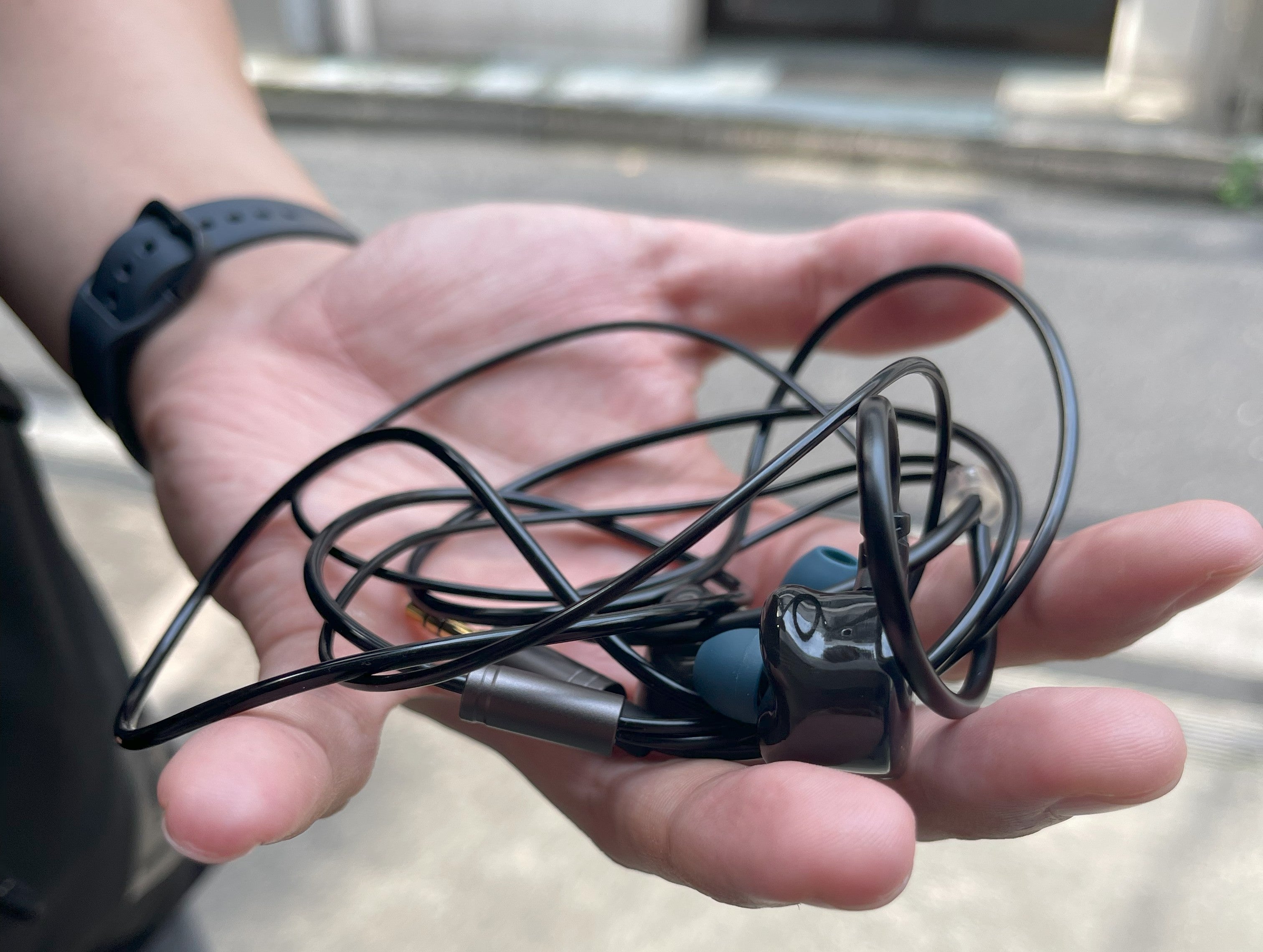 絡ませたくないなら絡ませろ』── “最速”で有線イヤホンを絡ませて