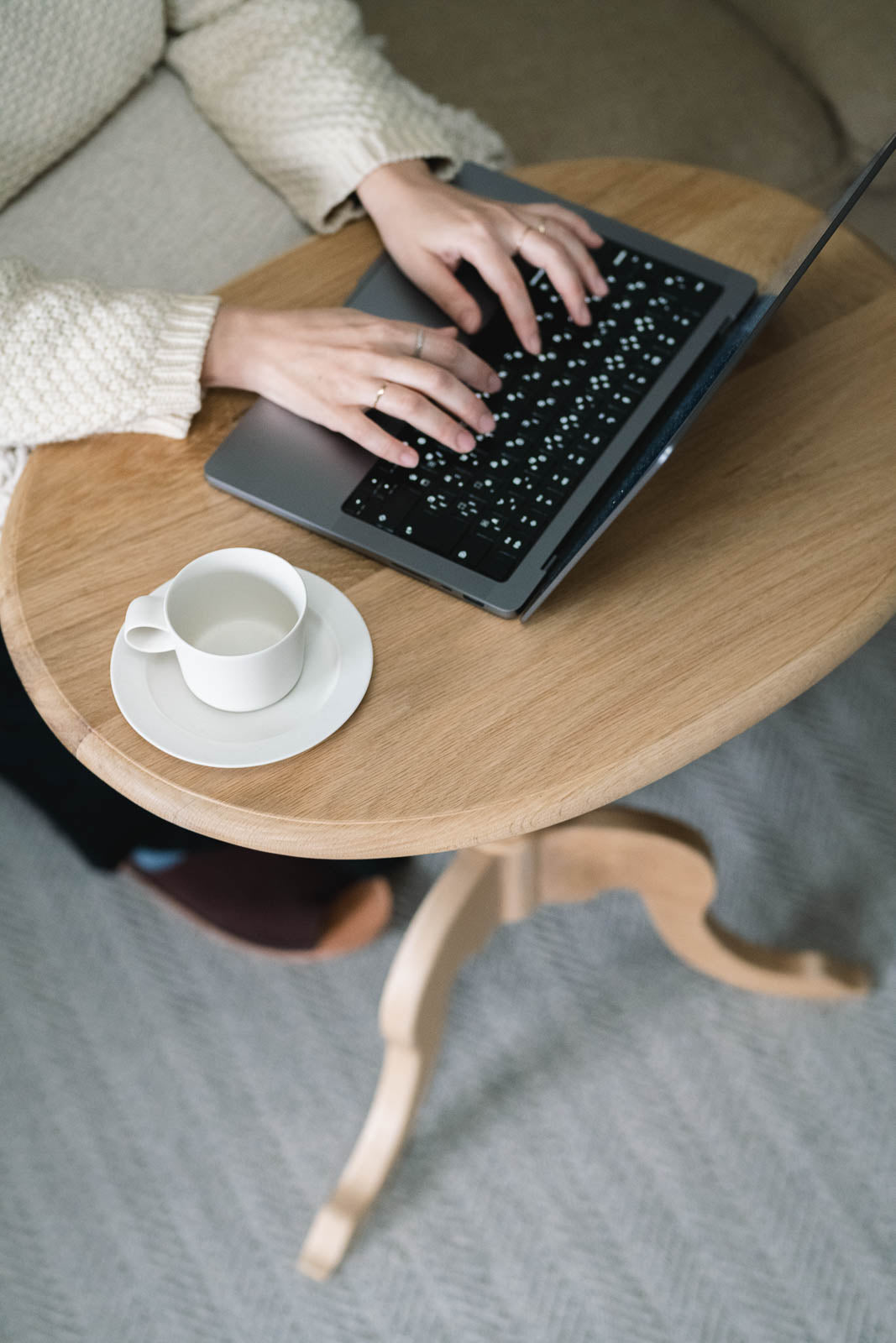 Oak サイドテーブル オーバル｜曲線美と木の温もりを纏った、上質な