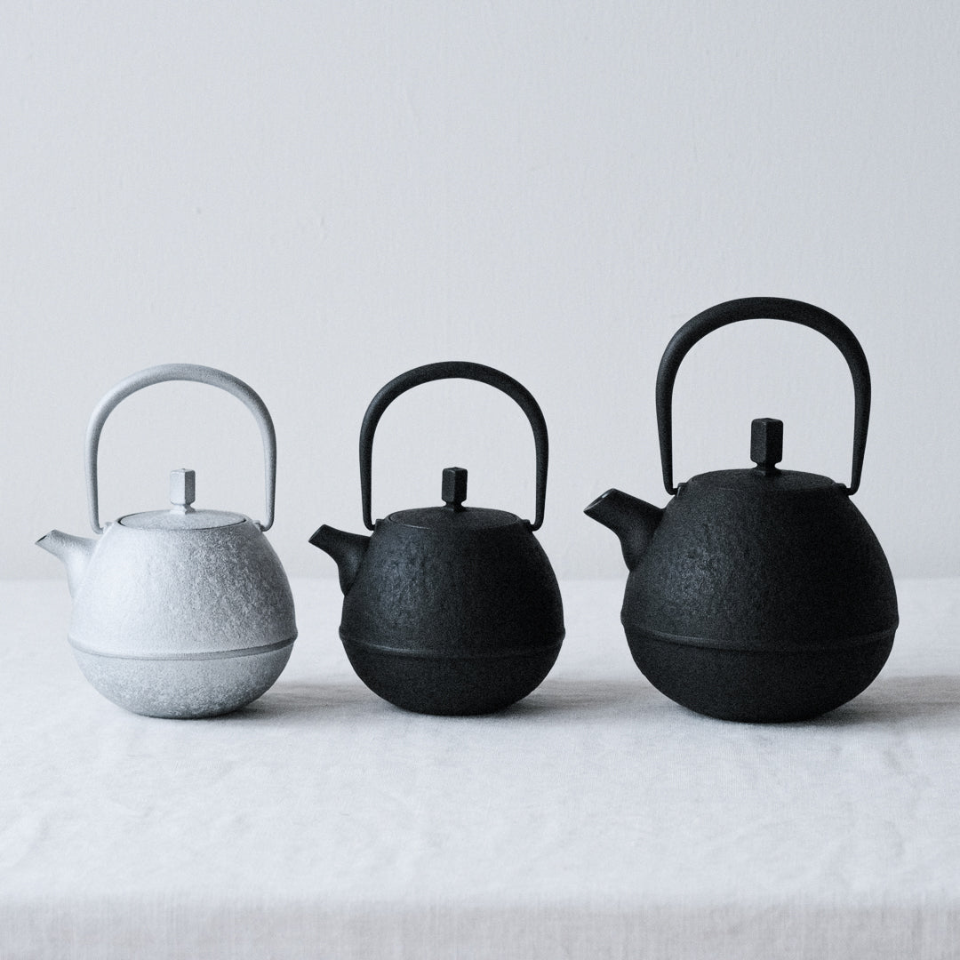 一度温まると冷めにくい、保温性の高い鉄急須 – Envelope