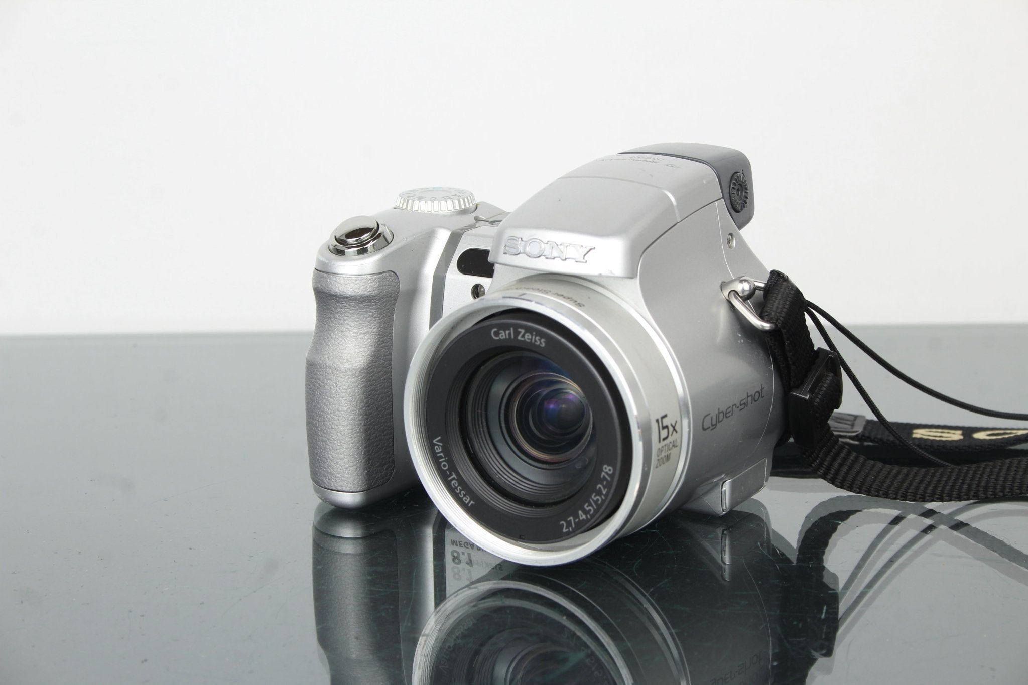 Sony Cyber-Shot DSC-H7: Vintage Bridge Camera Reborn – Dutch|Thrift