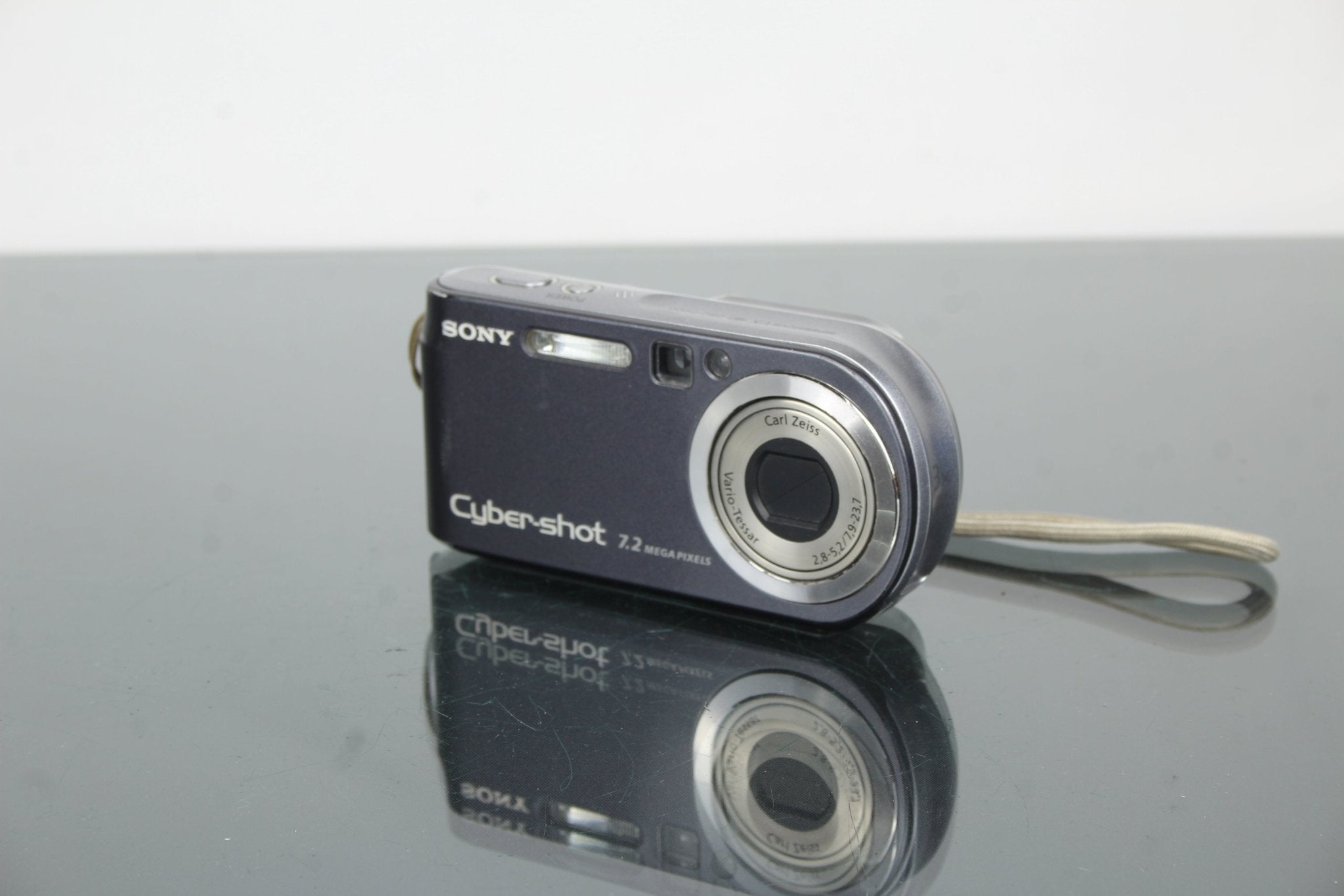 Sony Cyber-shot DSC-P200: Retro Compact Camera Magic – Dutch|Thrift