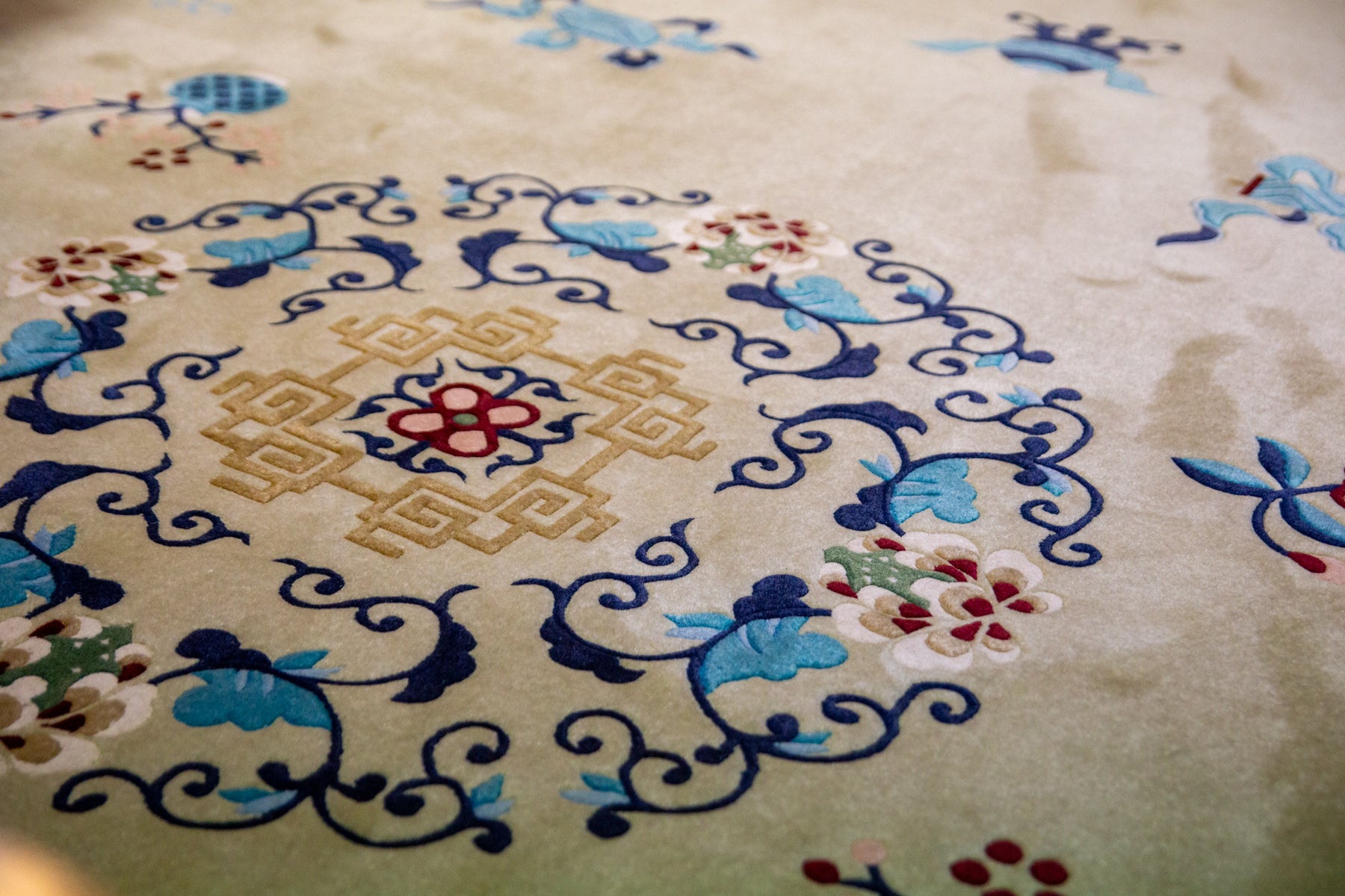 糸作りからメンテナンスまで100年先も使えるじゅうたん、山形緞通