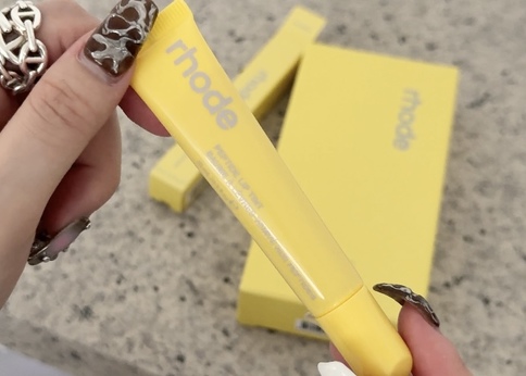 rhode skin(ロード)の夏限定色『レモティーニ』のレモンイエローに釘