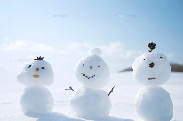 雪原に並ぶ雪だるまの写真素材 [FYI02874567] | ストックフォトの