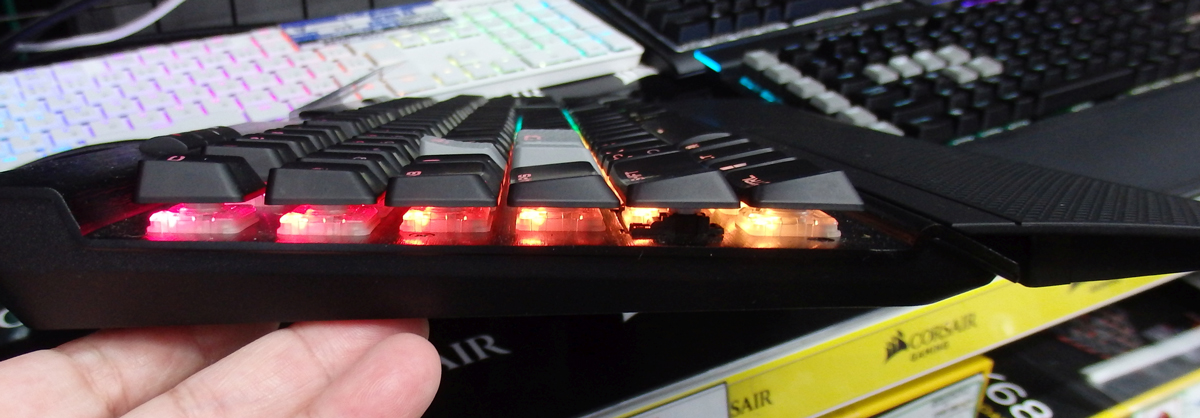 ついに登場！薄型メカニカルゲーミングキーボード！ コルセア「K70 RGB
