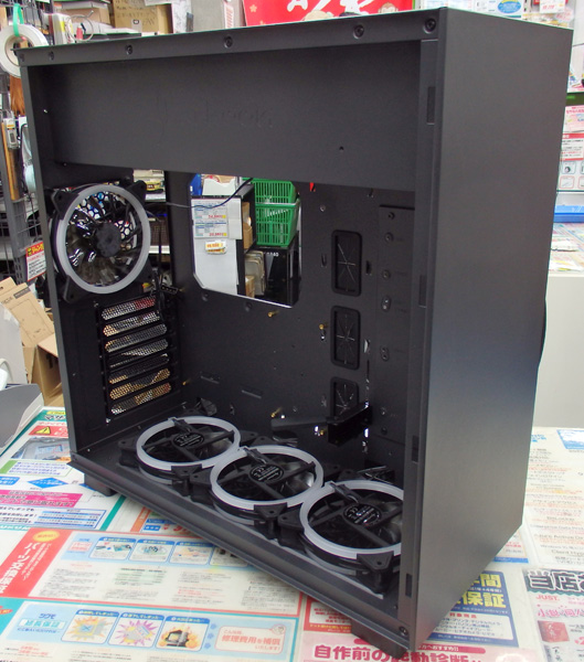 鮮やかに輝くRGBリングファン標準搭載！コストパフォーマンス抜群の