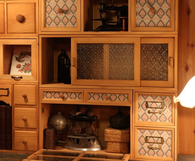 レトロなベゴニアガラス引き戸の昔ながらの木製収納キャビネット防塵