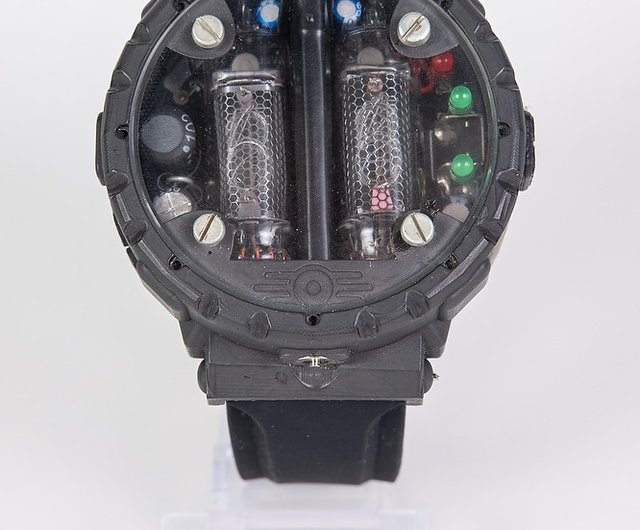 ロシア ニキシー管時計 IN-16、グラファイト Davc&Co - Pinkoi