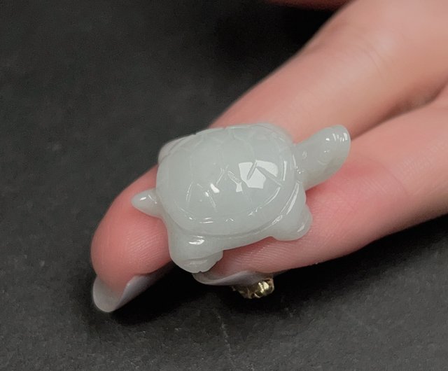 送料無料 40%OFF】台湾 【縁起と長寿】ホワイトビルマ産翡翠亀の置物