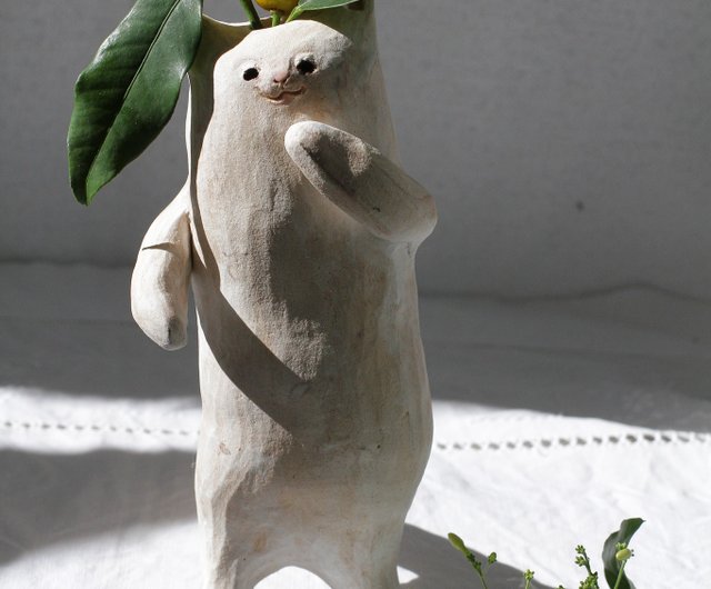 台湾 手びねり白猫の陶器人形／置物／ドライフラワー花器 バニー