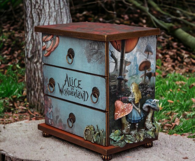 ウクライナ 不思議の国のアリスのジュエリーボックス。不思議の国の