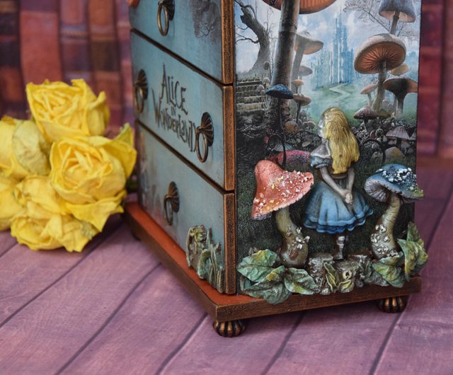 ウクライナ 不思議の国のアリスのジュエリーボックス。不思議の国の