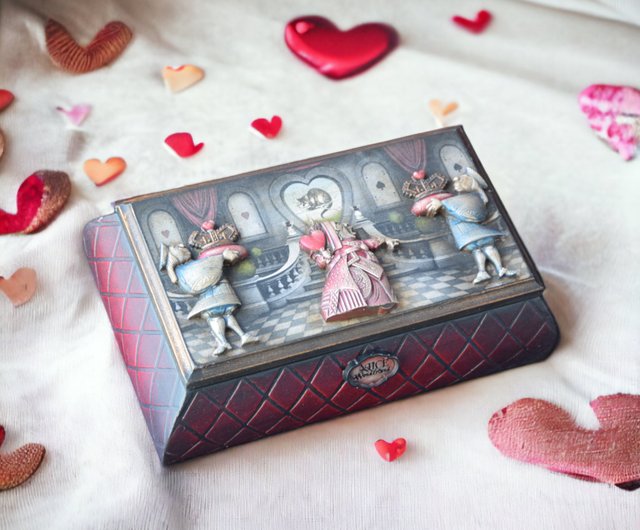 ウクライナ 不思議の国のアリス 木製ジュエリーボックス ハートの女王