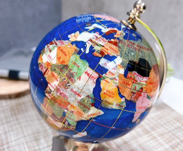 台湾 地球儀の装飾品、さまざまな石や貝殻のコラージュ advancejewel