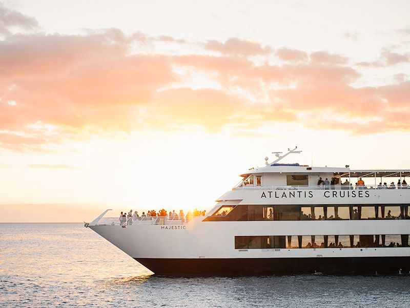 サンセット・カクテルクルーズ マジェスティック号 3階建ての大型