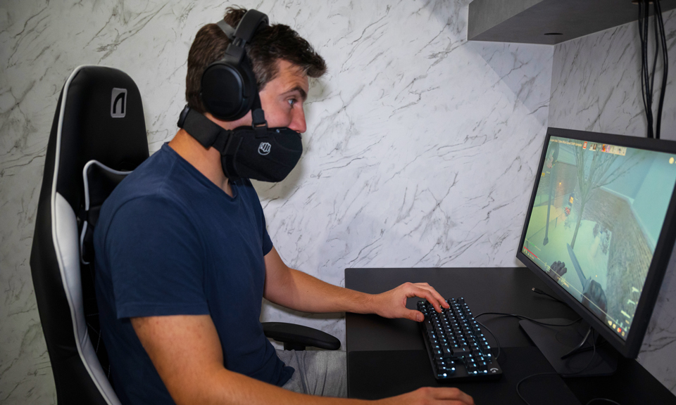 OMBRA v2｜絶叫プレイでストレス解消！マイク付きゲーミング防音マスク