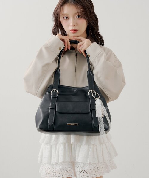 チャーム付き横長ベルトハンドルバッグ（ボストンバッグ）｜Chico