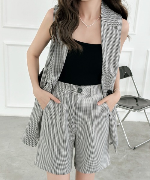 emi+（エミプラス）の「チェック柄ノースリーブジャケット＋タック