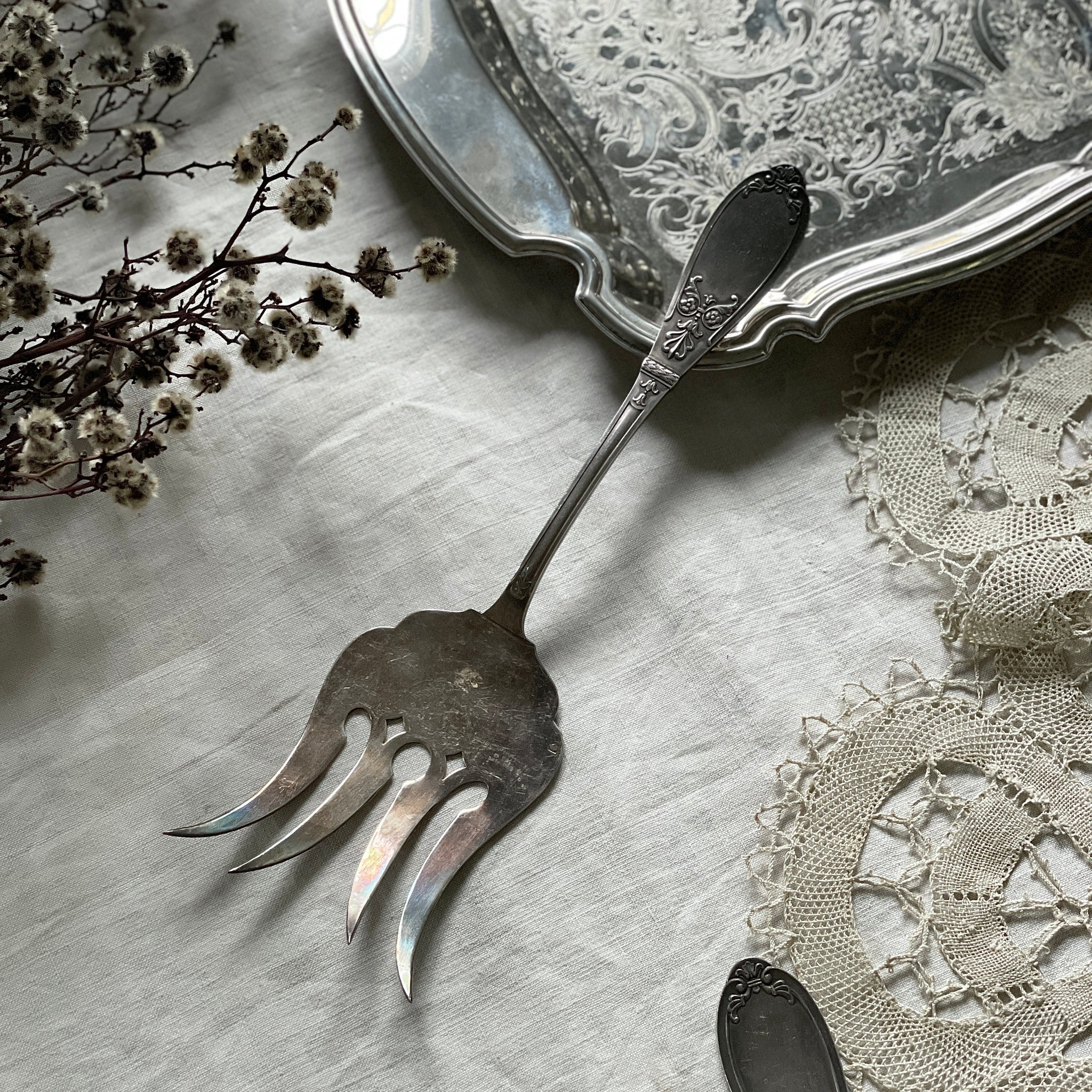 細かな細工が美しいサービングフォーク フランスアンティーク