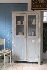 ブルーグレーペイントが素敵なチキンネットのカップボード フランス