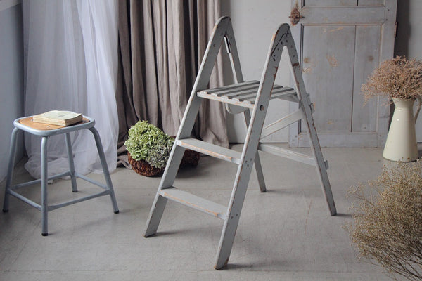ブルーグレーペイントがシャビーなラダー（脚立）高さ93cm イギリス