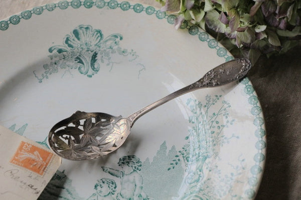 透かし細工が美しいシルバー製シュガースプーン フランスアンティーク