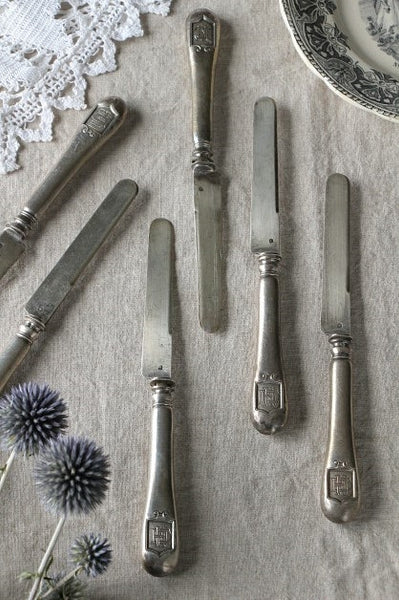 6本あり！イニシャルのエンボスがかっこいいシルバー製バターナイフ