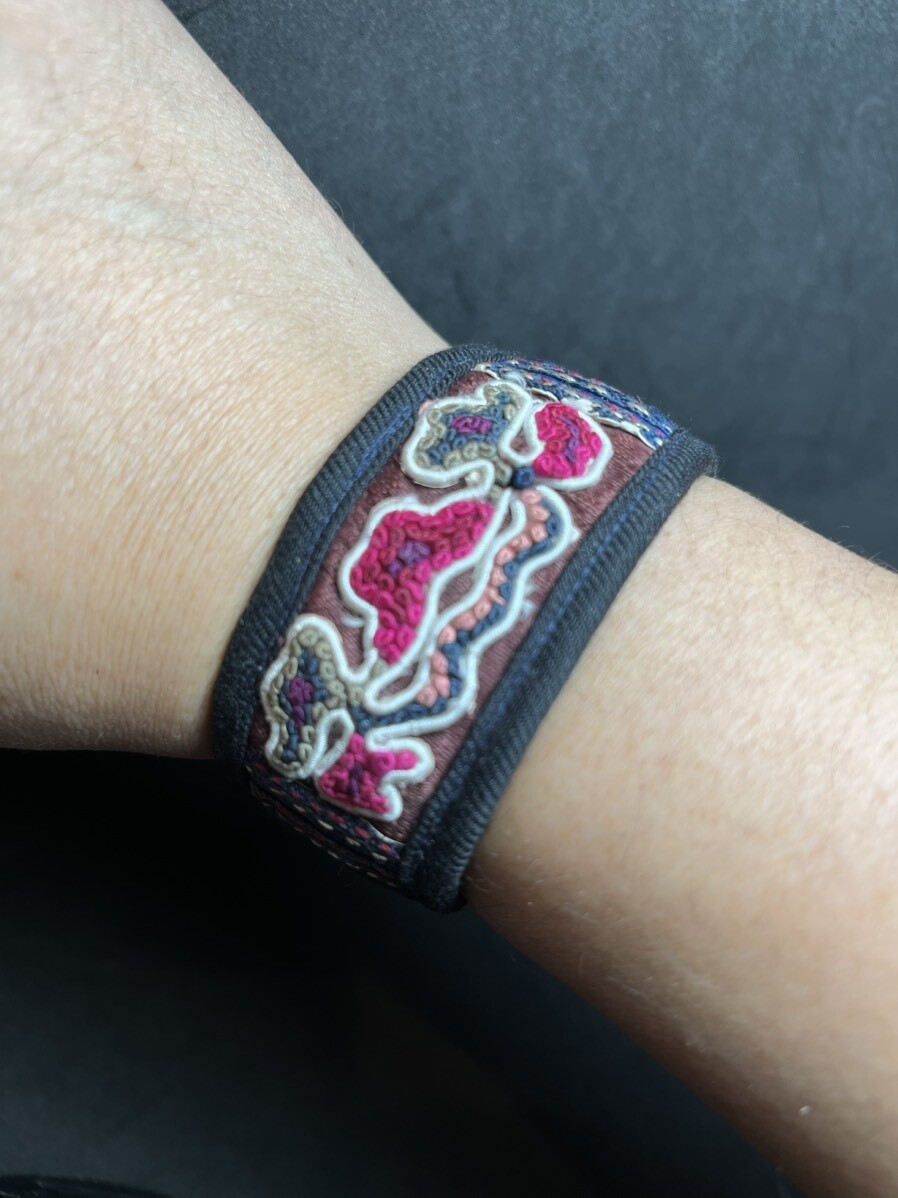 貴州省苗族（ミャオ族）の刺繍古裂・布ブレスレット （Miao old