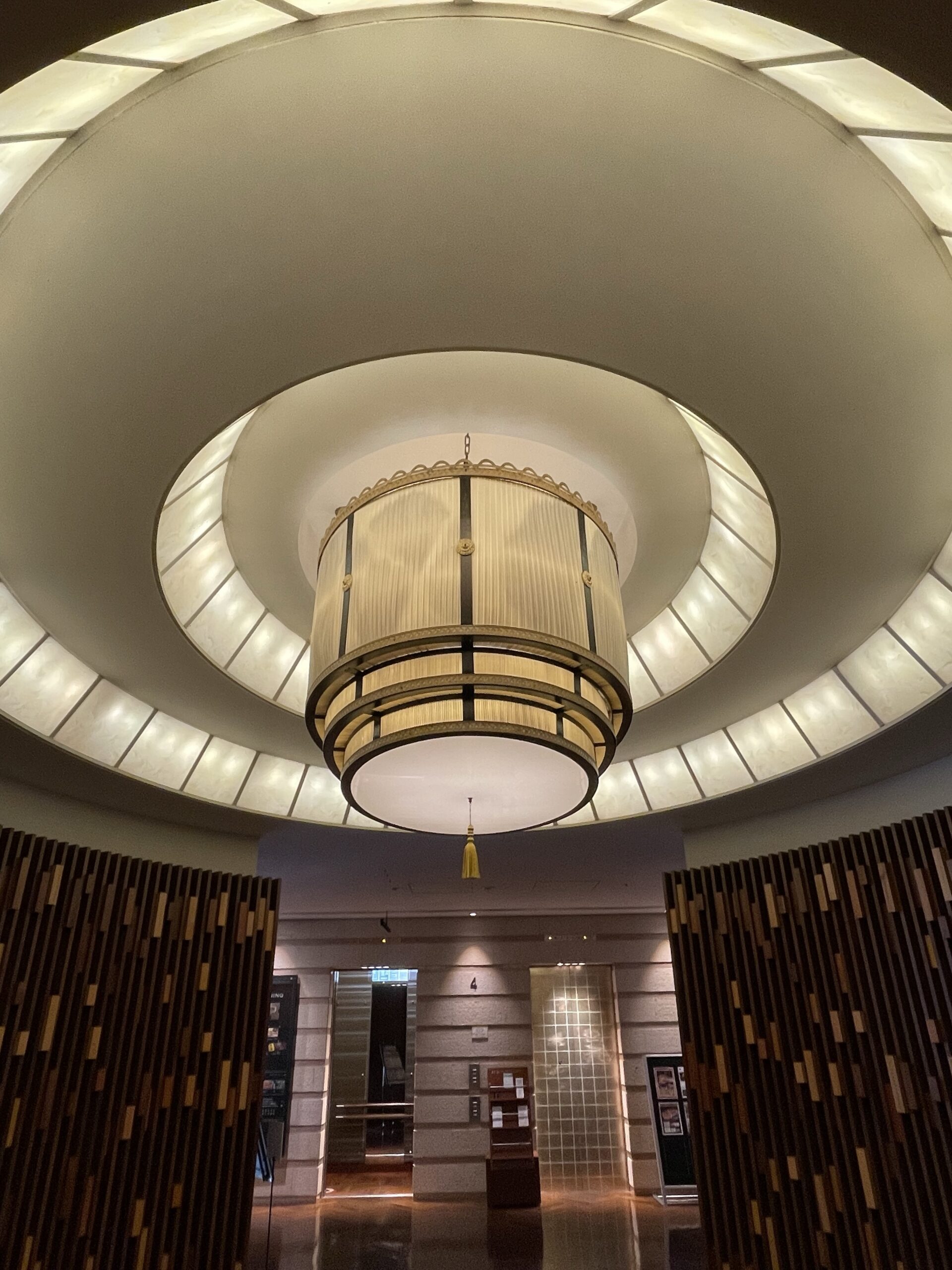 高級シャンデリアの魅力と選び方｜創業60年の照明専門店が紹介【河原