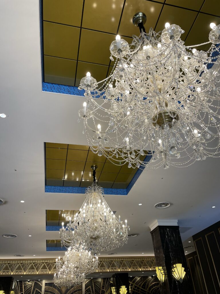 高級シャンデリアの魅力と選び方｜創業60年の照明専門店が紹介【河原