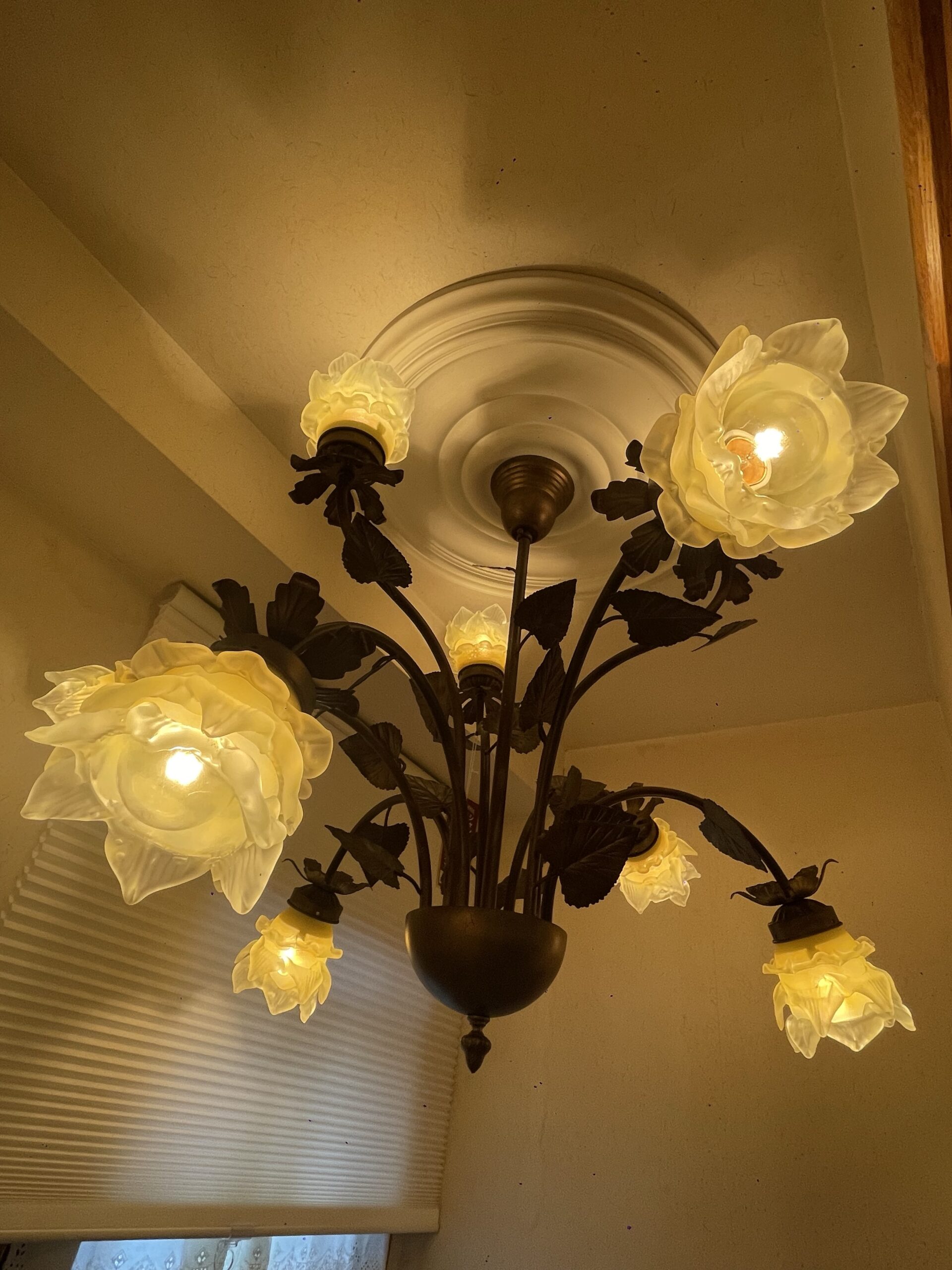 カフェのようにおしゃれな空間を作る装飾照明「フラワーシャンデリア