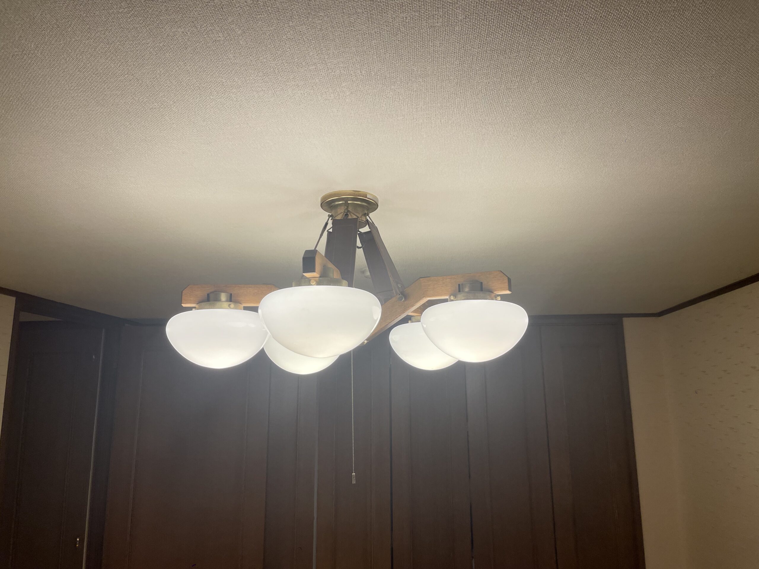 かわいらしい雰囲気を演出する、ガラスシェードシャンデリアをご紹介