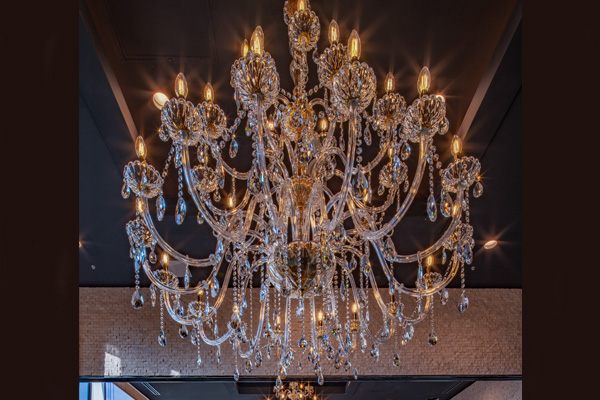 高級シャンデリアの魅力と選び方｜創業60年の照明専門店が紹介【河原