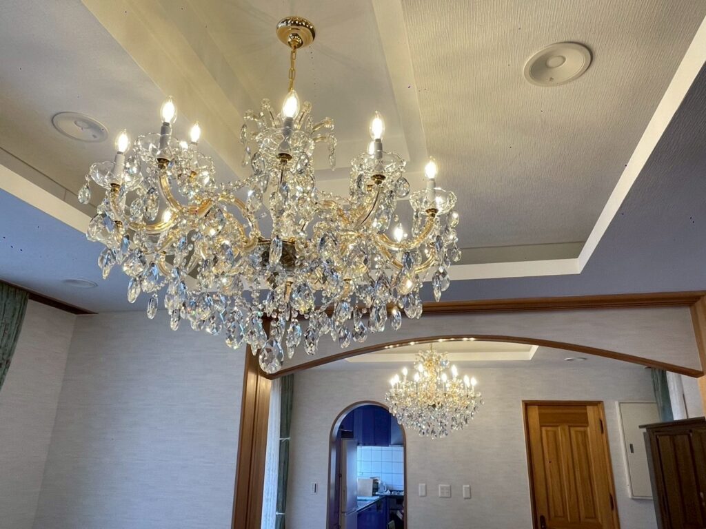 高級シャンデリアの魅力と選び方｜創業60年の照明専門店が紹介【河原