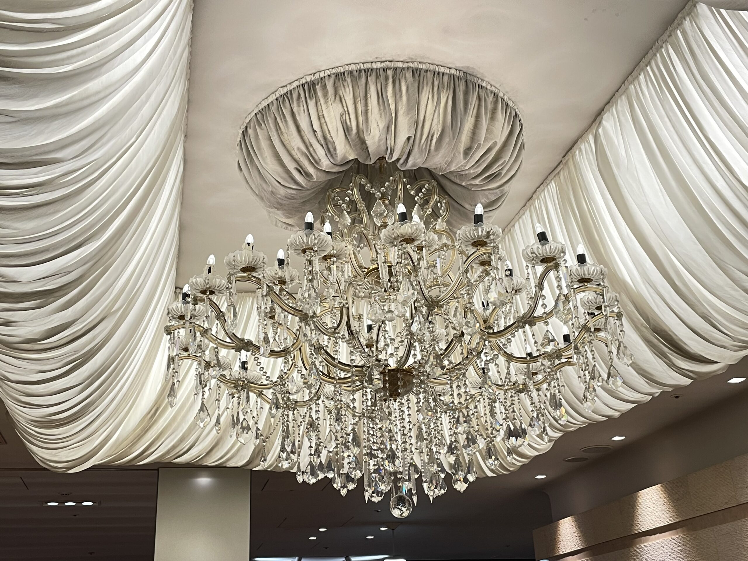 シャンデリアとは｜語源・歴史・種類・設置例まで照明専門店がご紹介