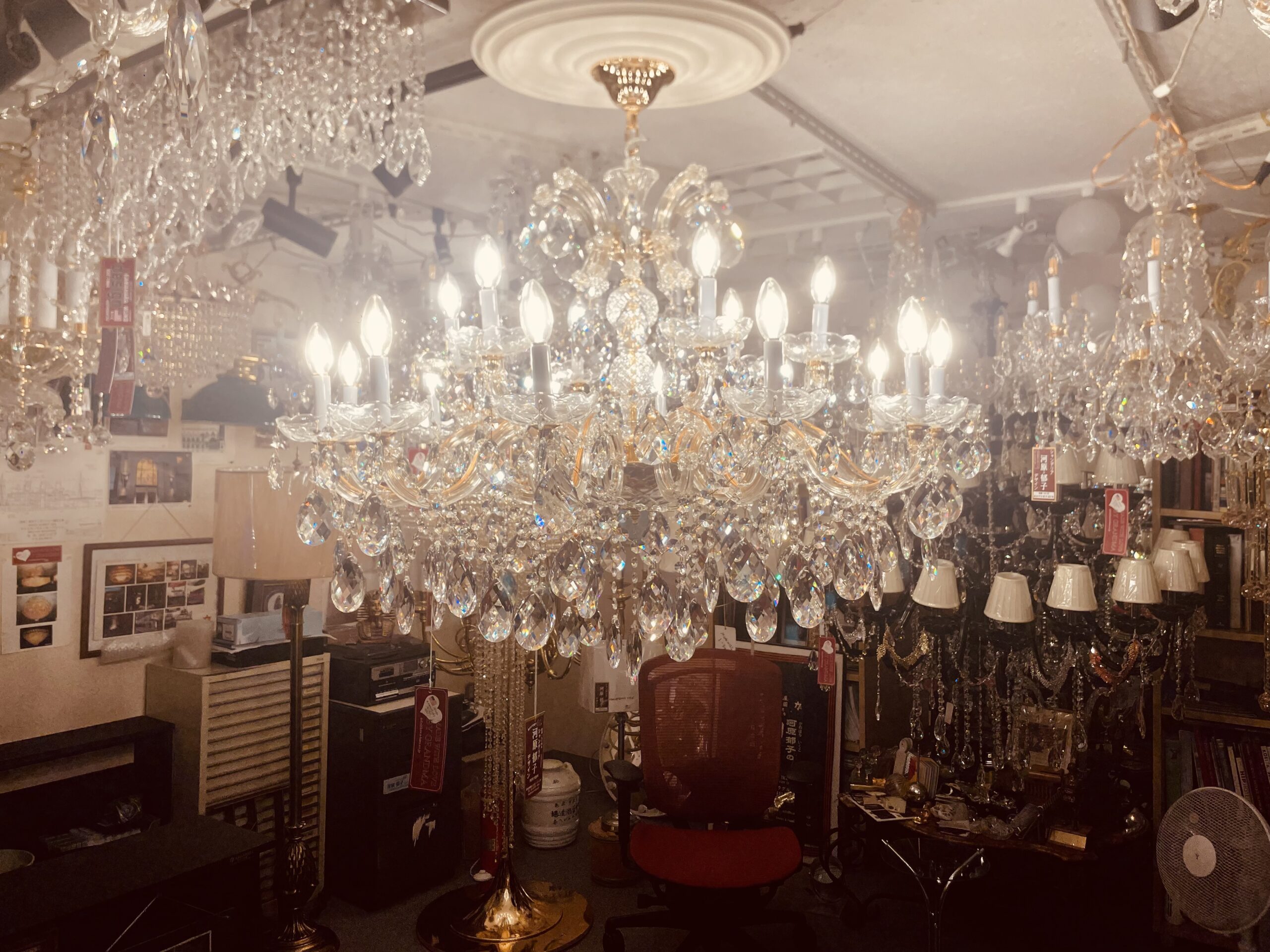 クリスタルシャンデリアとは？特徴や選び方、当店の納入実績をご紹介