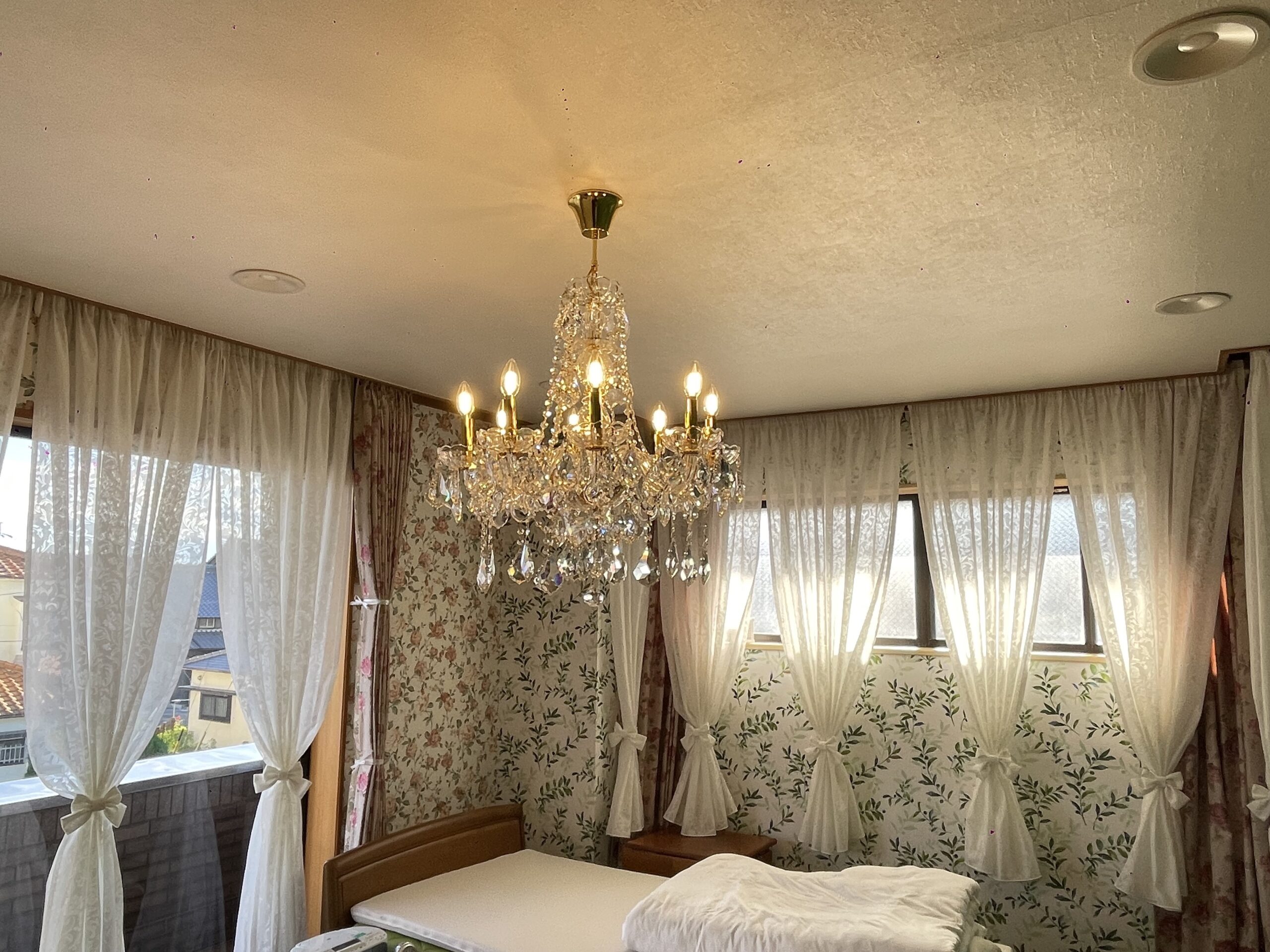 カフェのようにおしゃれな空間を作る装飾照明「フラワーシャンデリア