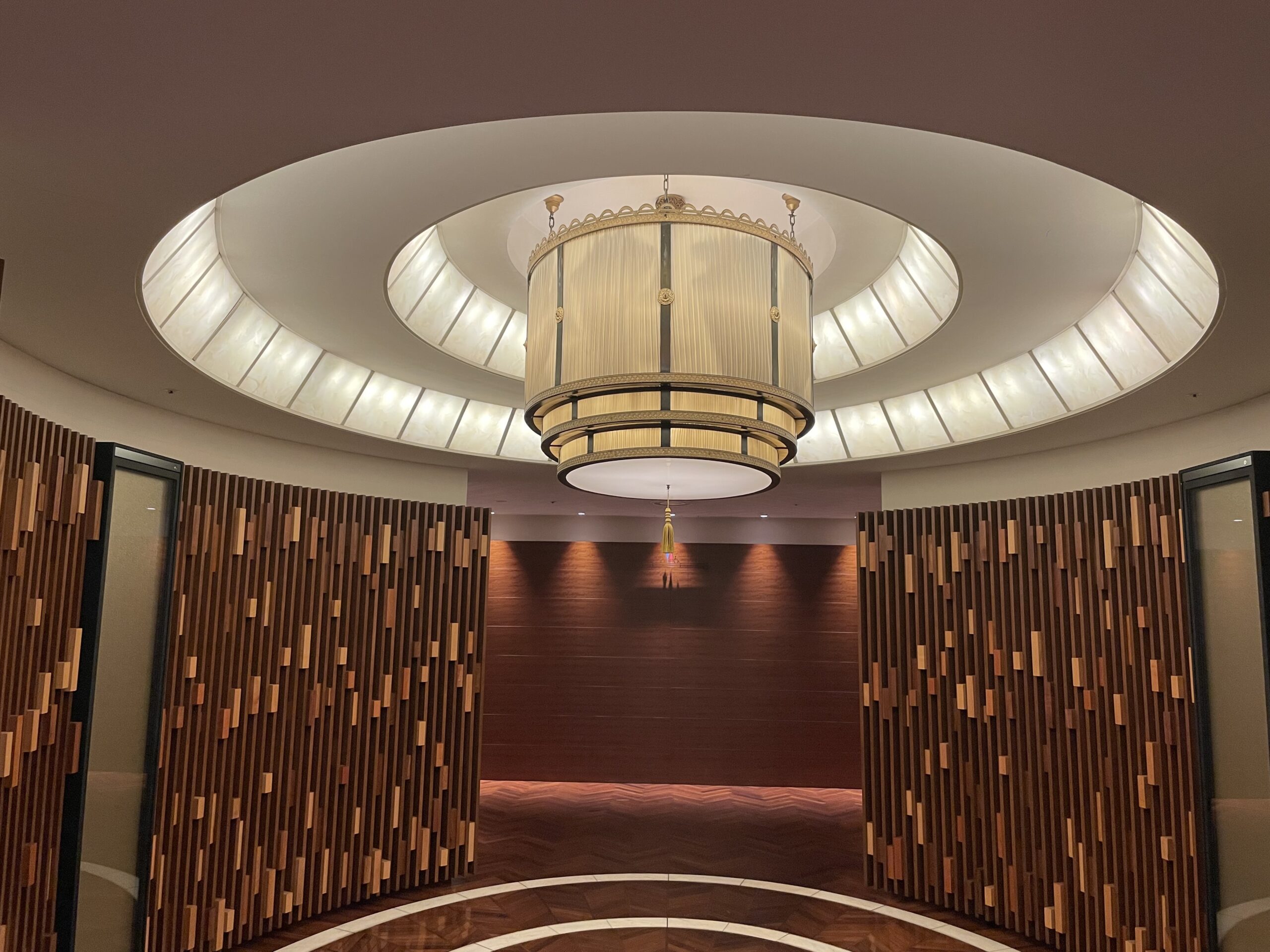 カフェのようにおしゃれな空間を作る装飾照明「フラワーシャンデリア