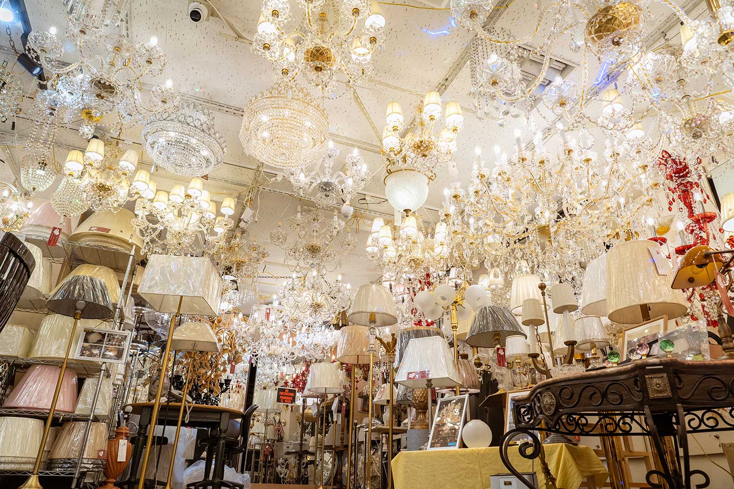 クリスタルシャンデリアとは？特徴や選び方、当店の納入実績をご紹介