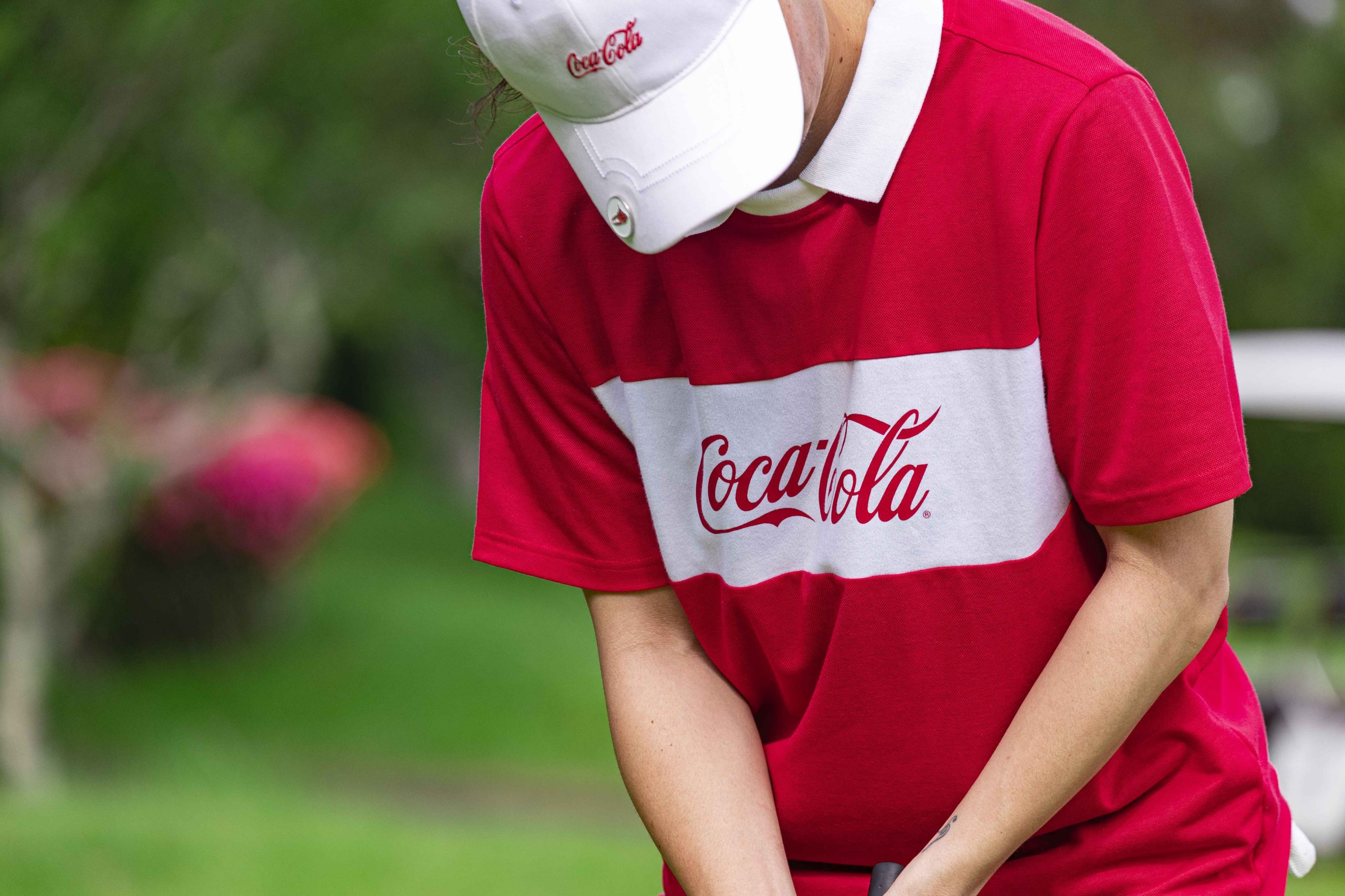ゴルフ場で映える BEAMS GOLFの「コカ·コーラ」アイテムシリーズ