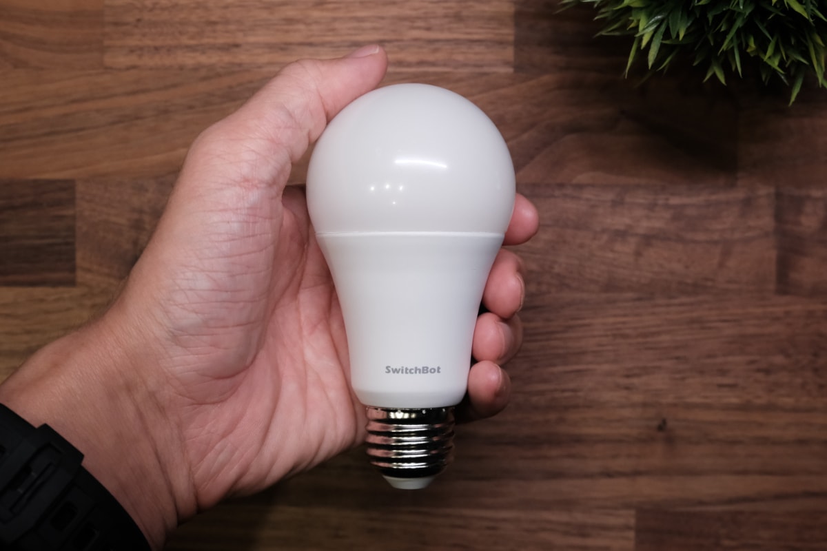 SwitchBotスマート電球 レビュー｜シリーズ間連携が魅力のフルカラー