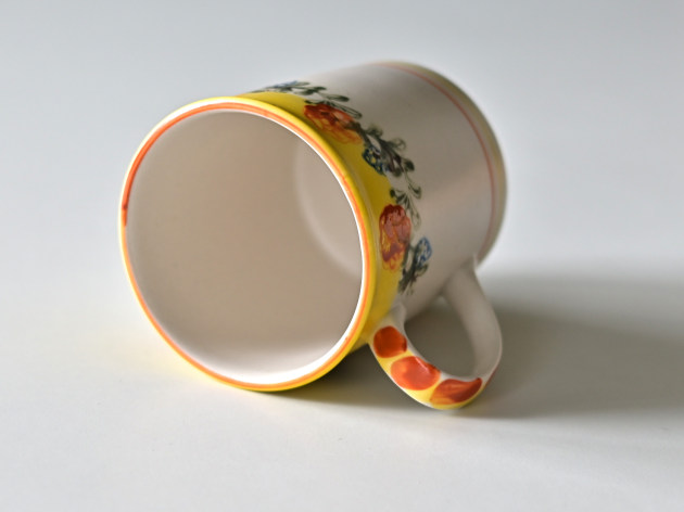 ヨシノヒトシ 色絵マグカップ（黄色）