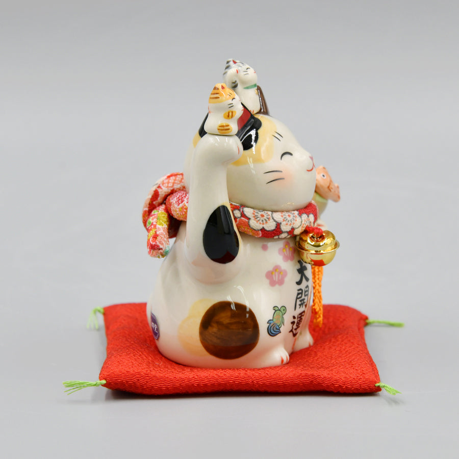 彩絵招福大開運招き猫(ちりめん首輪付・4号) – 中外陶園オンラインストア