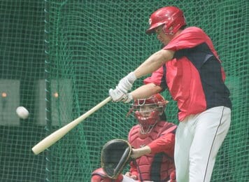 話題の「魚雷バット」の感触確かめる 新井貴浩監督「俺はちょっと無理