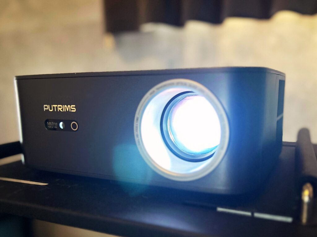 1000ANSIルーメンの格安機】PUTRIMS K12をレビュー【Google TV搭載で