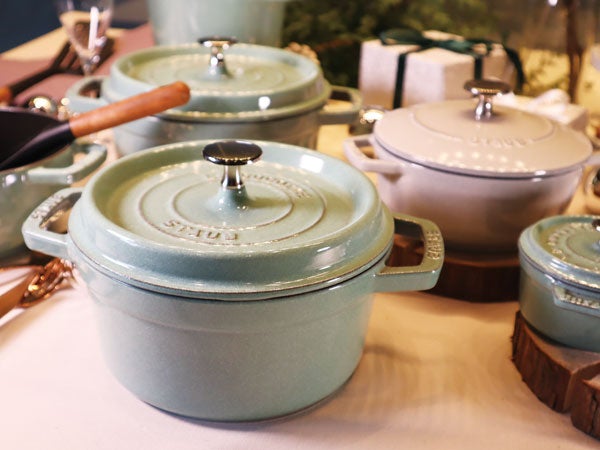 早く使えばよかった！フランスの鋳物ホーロー鍋ストウブに新色「セージ