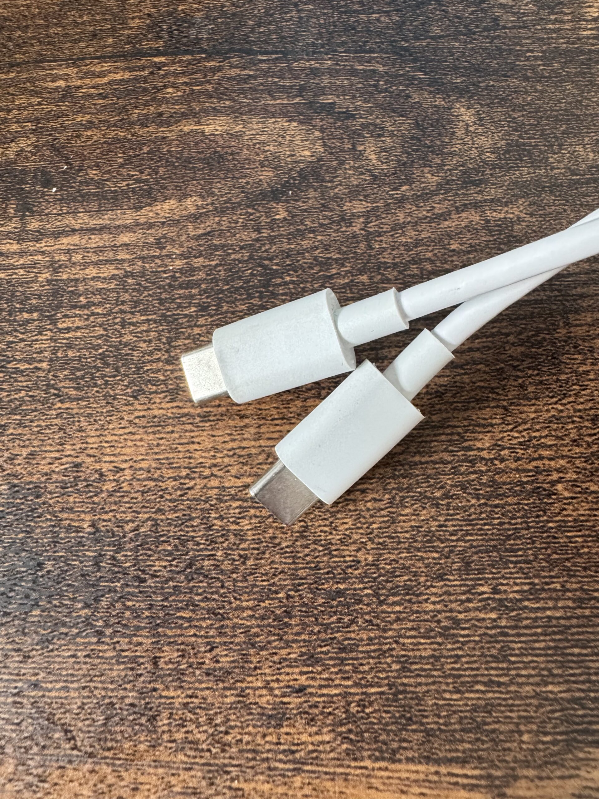 iPad mini(A17 Pro)の付属品に充電器や充電ケーブルはついてくる？