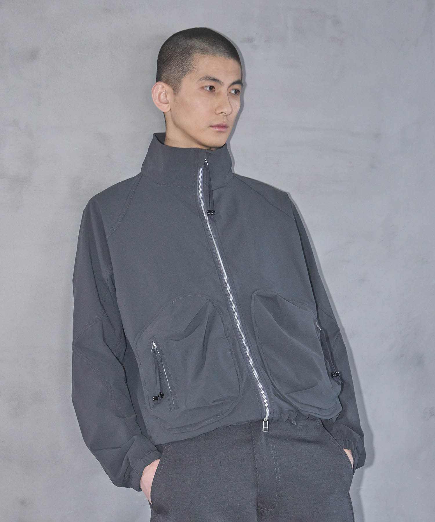 別注 STAND COLLAR ZIP UP JACKET(1 DARK GREY): NVRFRGT: MENS｜CONZ