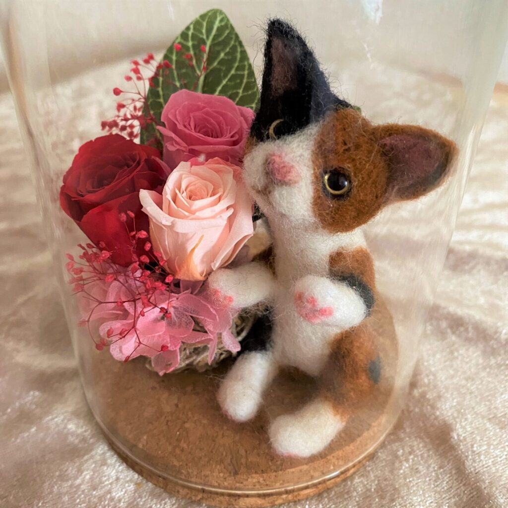 ガラスドーム【三毛猫とプリザーブドフラワー】｜ココエレナ