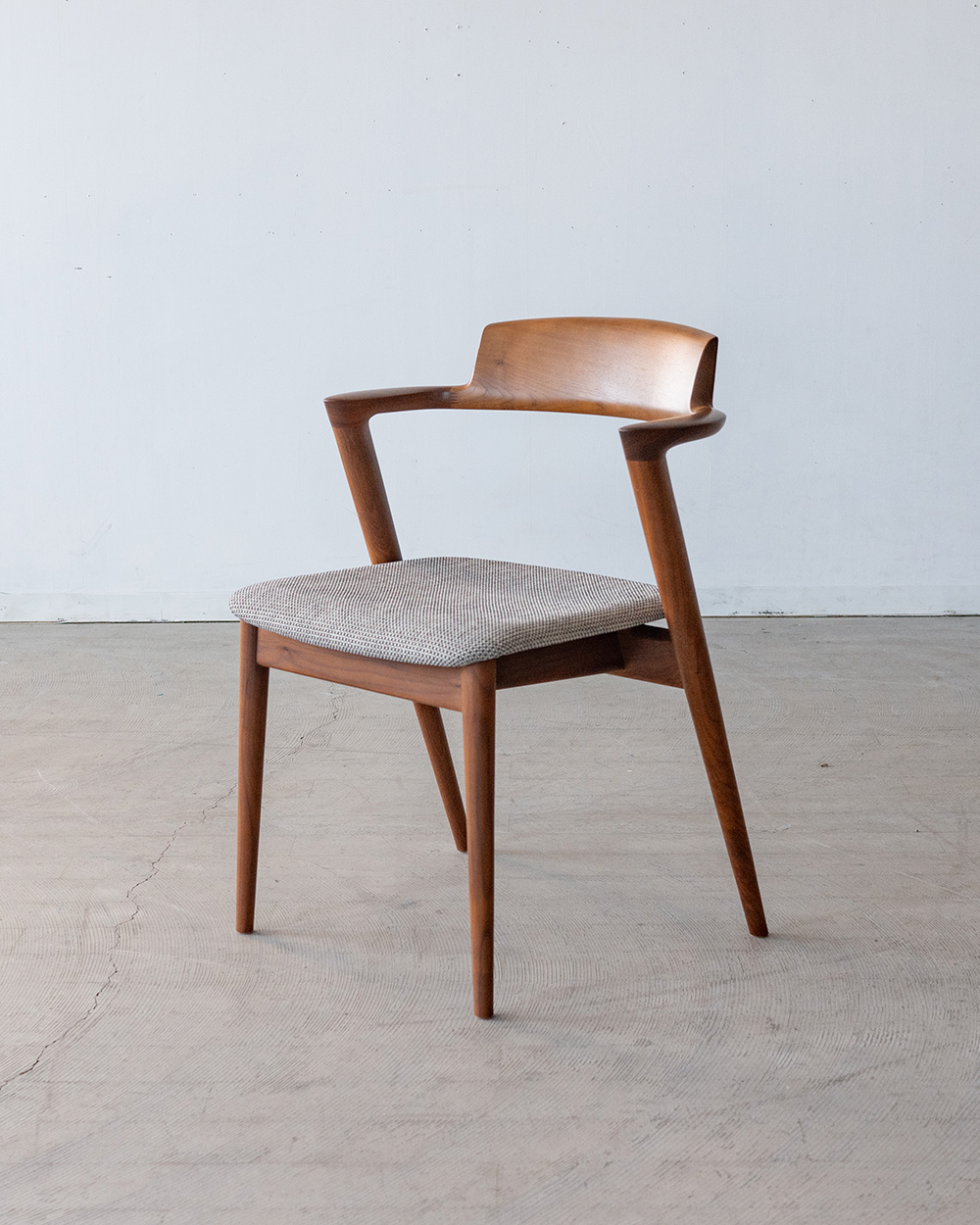 飛騨産業アウトレット］SEOTO セミアームチェア ウォルナット材